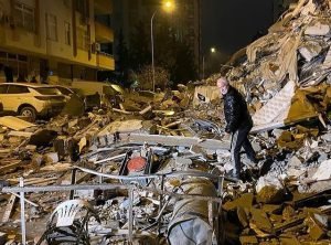 Man searching Turkey-Syria earthquake rubble