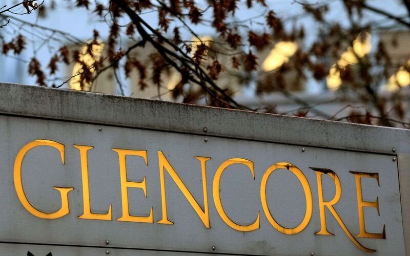 FIILE PHOTO: The logo of commodities trader Glencore is pictured in front of the company's headquarters in Baar, Switzerland, November 20, 2012. REUTERS/Arnd Wiegmann/File Photo