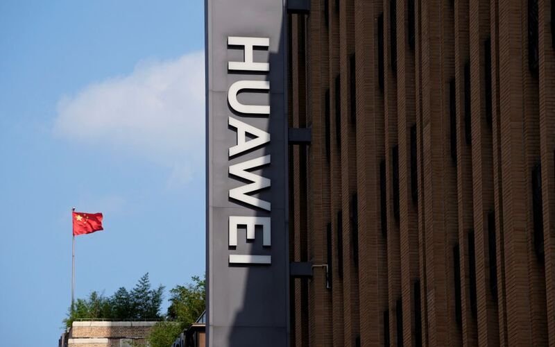 A Chinese flag flutters near a Huawei store in Shanghai, China September 8, 2023. REUTERS/Aly Song