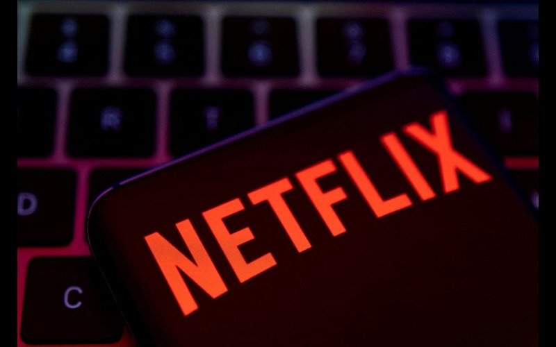 Smartphone with Netflix logo is placed on a keyboard in this illustration taken April 19, 2022. REUTERS/Dado Ruvic/File Photo