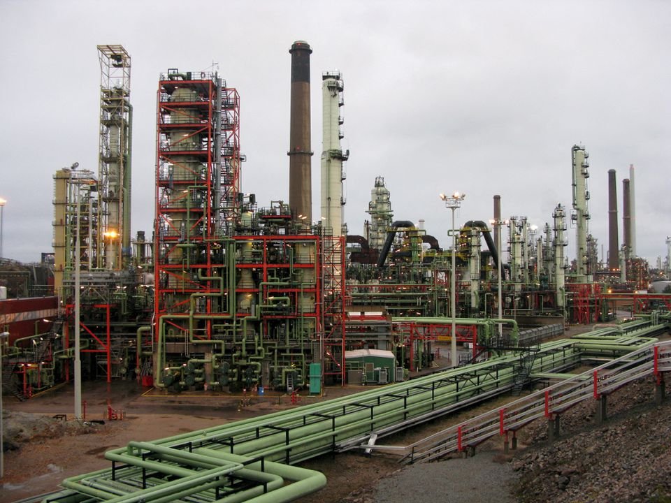 General view of Neste's oil refinery, with a total refining capacity of about 13.5 million tonnes per year, in Porvoo, southern Finland, November 17, 2015.REUTERS/Jussi Rosendahl/File Photo