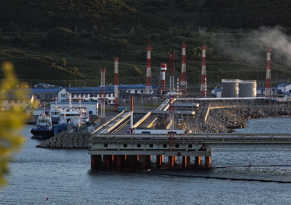 A view shows the crude oil terminal Kozmino on the shore of Nakhodka Bay near the port city of Nakhodka, Russia August 12, 2022. REUTERS/Tatiana Meel/Flee/File Photo