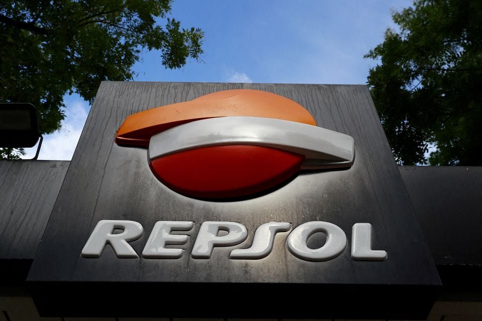 The logo of Spanish energy group Repsol is seen at a gas station in Madrid, Spain September 7, 2022. REUTERS/Violeta Santos Moura/File Photo