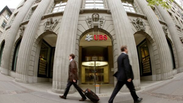 People walk past the headquarters of Swiss bank UBS in Zurich April 30, 2013. REUTERS/Arnd Wiegmann/File Photo