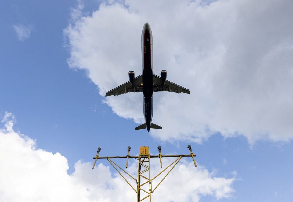 An Aeroflot passenger plane descends before landing at the Sheremetyevo international airport outside Moscow, Russia, August 23, 2023. REUTERS/Maxim Shemetov/File Photo