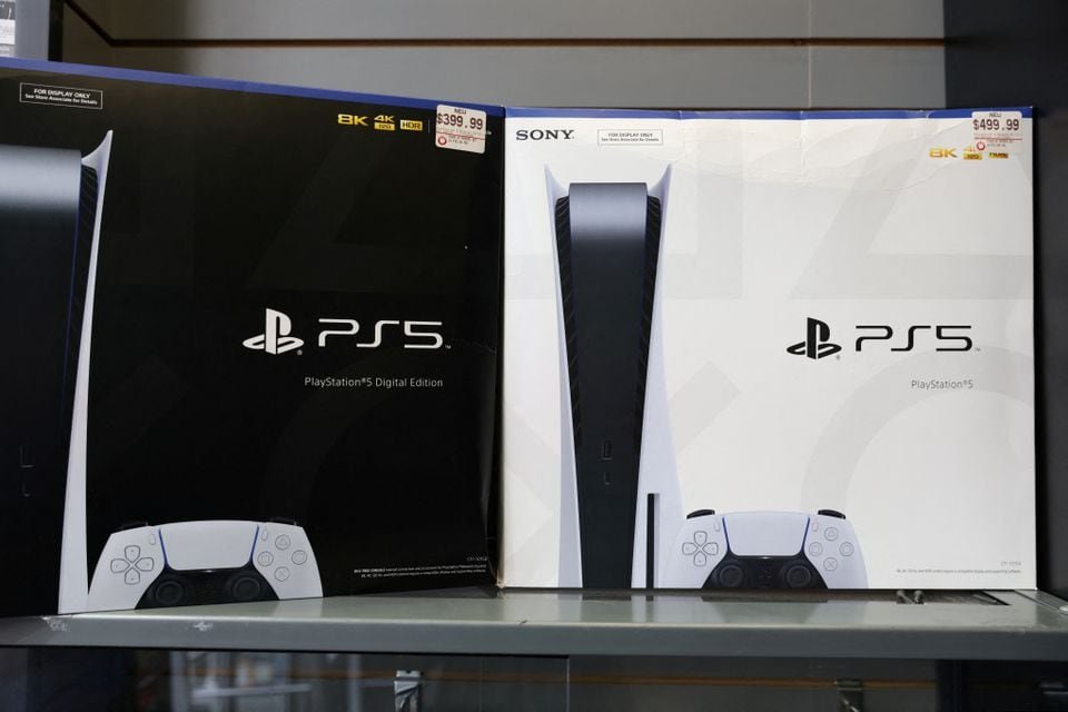 PS5 by PlayStation is displayed in a GameStop in Manhattan, New York, U.S., December 7, 2021. REUTERS/Andrew Kelly/File Photo