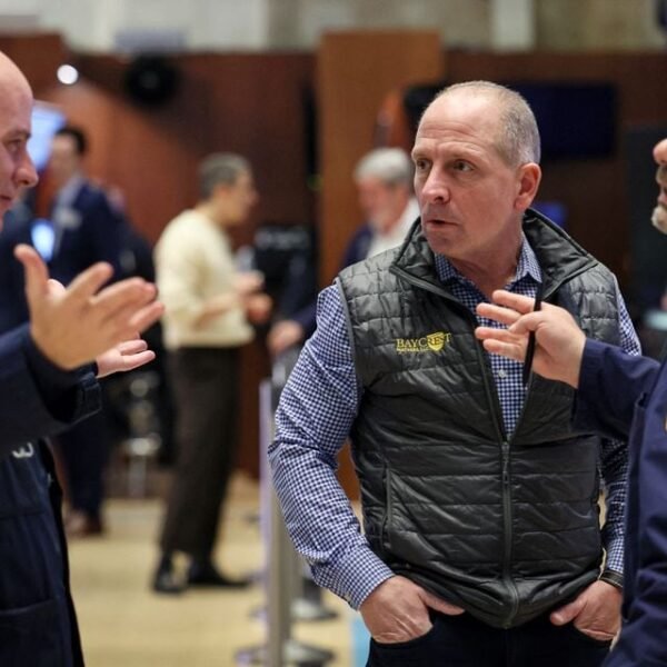 Traders work on the floor at the New York Stock Exchange (NYSE) in New York City, U.S., December 1, 2023. REUTERS/Brendan McDermid/File photo