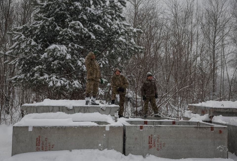 File photo: Ukrainian soldiers rest as they construct shelters for new defensive line, amid Russia's attack on Ukraine, near Belarus border in Chornobyl exclusion zone, Ukraine December 14, 2023. REUTERS/Gleb Garanich/File photo