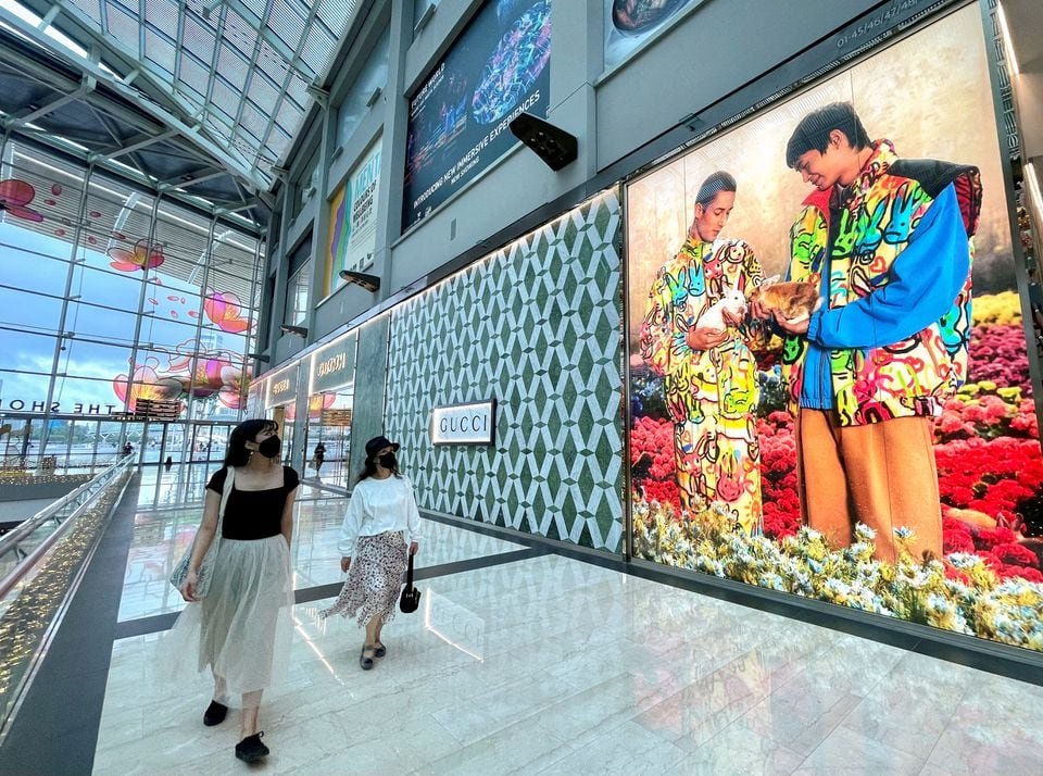 Visitors walk past a Gucci store at Marina Bay Sands in Singapore January 19, 2023. REUTERS/Chen Lin