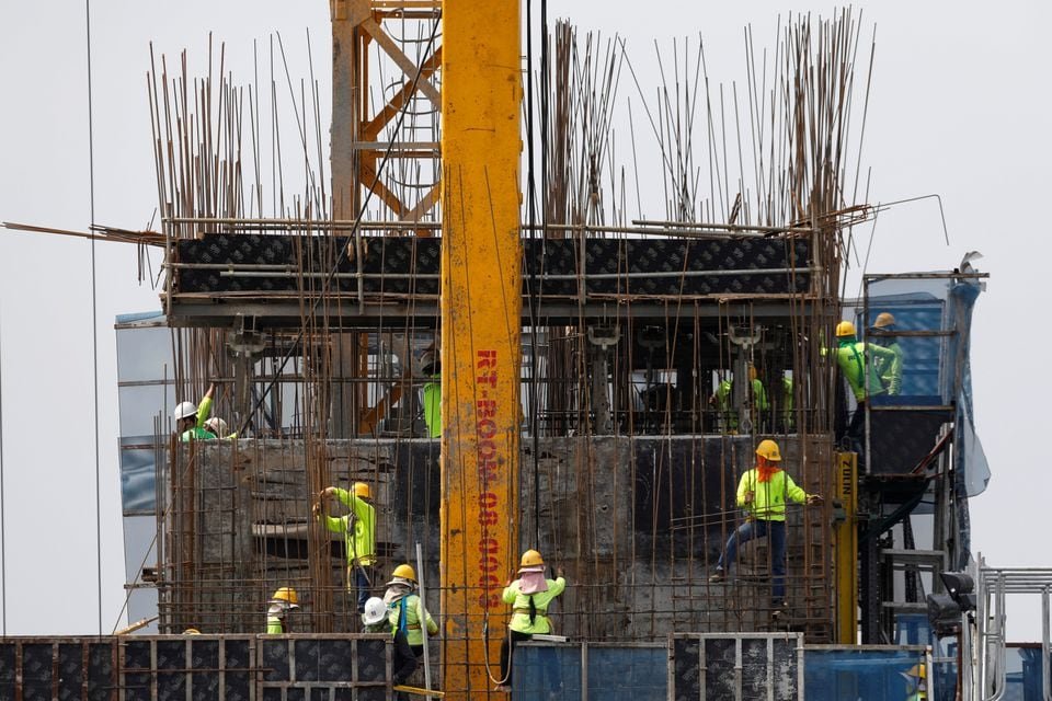 Workers construct a building in Bangkok, Thailand May 22, 2017. REUTERS/Jorge Silva/ File photo