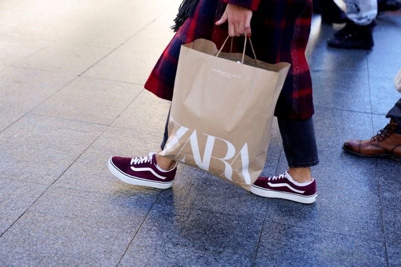 A shopper carries a bag from a Zara clothes store, part of the Spanish Inditex group, in Bilbao, Spain, November 30, 2021. REUTERS/Vincent West/File Photo