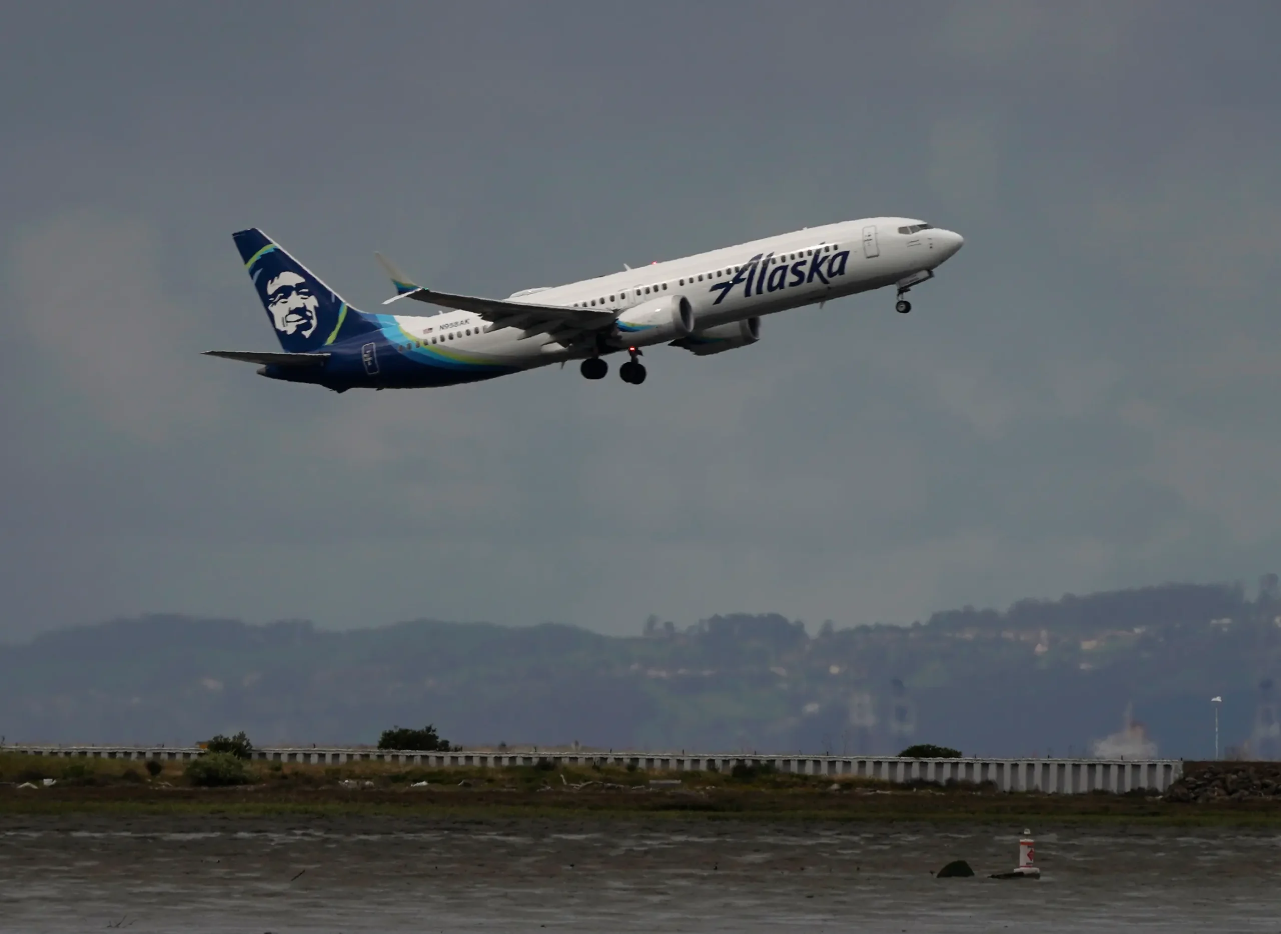 Alaska Airlines Flights Resume: Aircraft System Issue Resolved